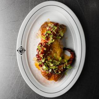 307 Pop a la brasa amb patates a la sal i oli de pebre vermell