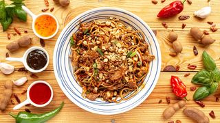 Chiński makaron z warzywami i wieprzowiną