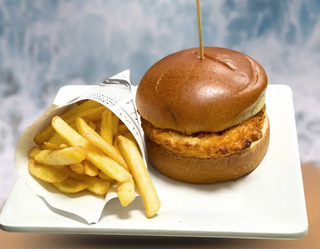 Hamburguesa pollo con patatas