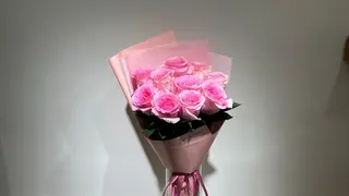 ვარდისფერი ჰოლანდიური ვარდის თაიგული