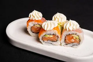 Uramaki rainbow roll