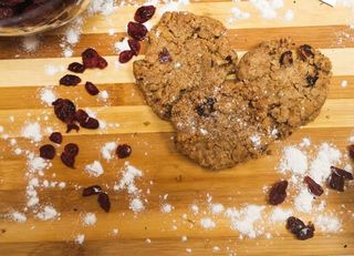 Бисквити с червени боровинки (100г)