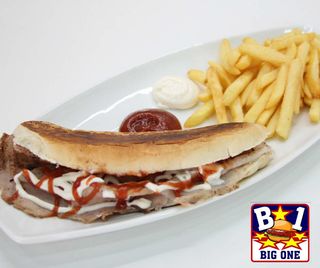 5 Panino con prosciutto, formaggio, patatine e salsa a scelta