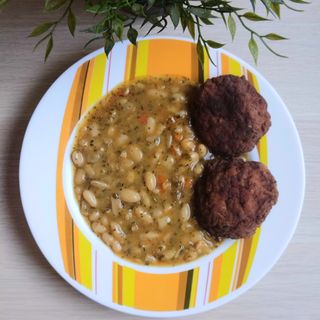 Боб яхния +2бр. пържени кюфтета