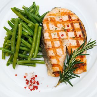 Somon la gratar cu fasole pastai