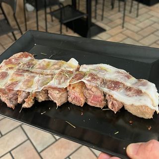 Tagliata di manzo con pecorino miele pistacchi aceto balsamico 