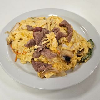 Huevos revueltos con carne