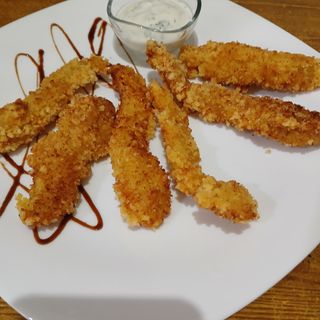 Пилешки пръчици в корнфлейкс и чеснов сос (200г)