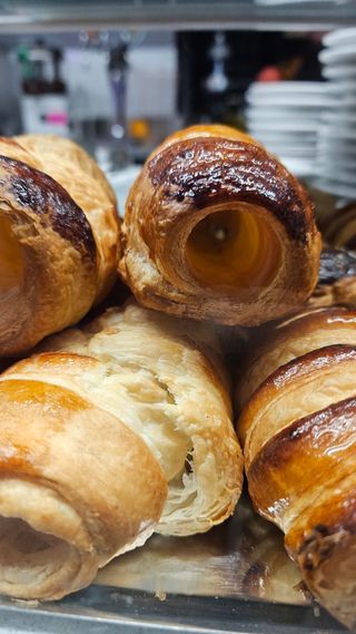 Cannolo ripieno alla crema pasticcera