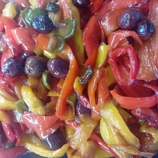 PEPERONI IN PADELLA OLIVE E CAPPERI