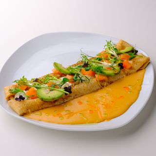 Блинчик с семгой, авокадо и соусом Том ям