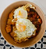 Pisto, Huevo Frito y Patatas Finas Hierbas