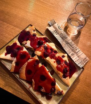 Plăcintă cu vișine și sos de fructe de pădure