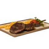 Домашно смлени телешки кюфтенца с пържени картофки и лютеница