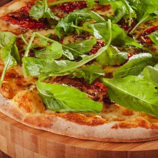 Pizza de Rúcula e Tomate Seco