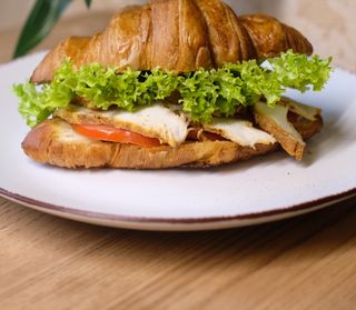 Круасан з куркою та дор блю