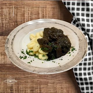 Gulaš sa pireom i kupus salata