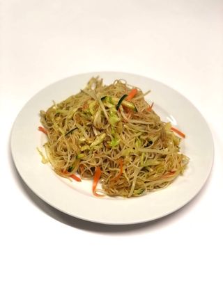 Fideos de arroz salteado con wok verduras y salsa de curry con huevo 