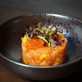 TARTAR de Salmón Mango Y Huevas De Ikura
