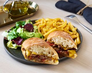 Philly cheese sandwich cu cartofi prajiti