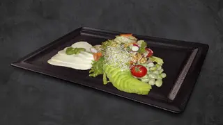 Avocado mozzarella salata