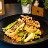 Салата с хрупкави калмари и кимчи дресинг  (280г)