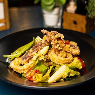 Салата с хрупкави калмари и кимчи дресинг  (280г)