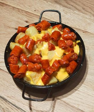 Sartén De Txistorra Con Patatas Y Queso
