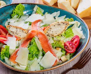 Salata Caesar cu somon