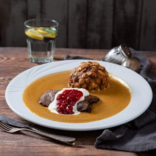 Pieczeń wołowa w sosie warzywno-śmietanowym