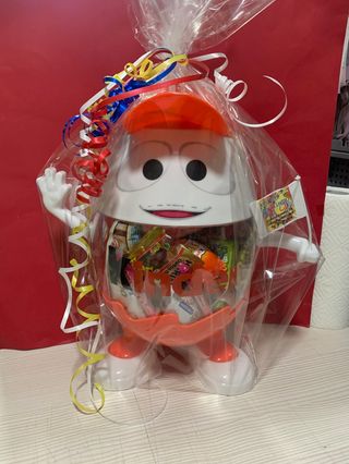 Kinderino relleno con chocolates y golosinas 