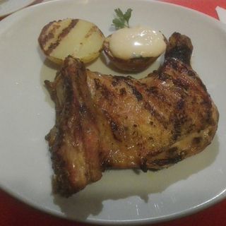 Pollo A La Brasa Con Guarnición