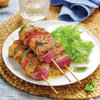 Pinchitos a la brasa picada 2 uds. con ensalada de verdura