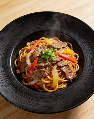 Prženi rezanci sa govedinom 牛肉炒面