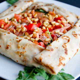 15.Clătită cu rucola, somon afumat, roșii, muguri de pin