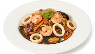 Spaghetti di soia con misto mare