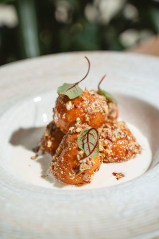 Papanaşi prăjiţi cu miere şi fistic