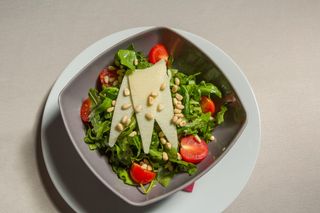 Rukola sa cherry paradajzom, parmezanom i pinjolima