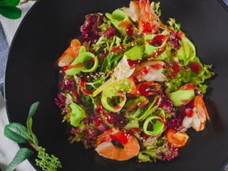 Салат з креветками та авокадо (180g)