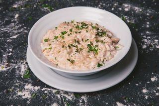 Pasta s piletinom, pršutom i dimljenim sirom