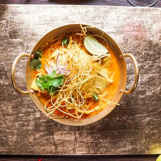 Севернотайландска супа с пилешко и жълти нудъли (500г)