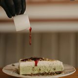 Pistachio cheesecake cu sos de zmeura