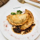 Empanada Argentina de Carne y salsa Chimichurri. (2 unidades)