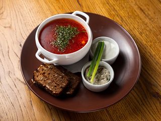 Борщ український з салом та грінками (400г)
