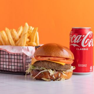 Beef Cheese Burger + Coca-Cola + Patatine 