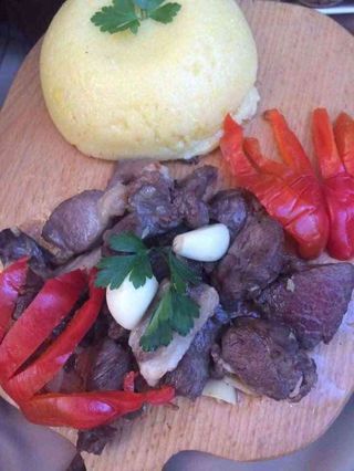 Pastrama la Tigaie cu Mamaliga