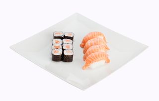 143-Makis de salmón y nigiri de salmón