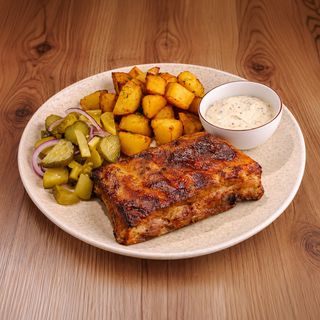 Costiță de porc BBQ cu cartofi ca acasă și salată din murături