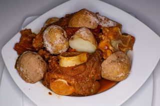 Carne De Cabra Con Papas Arrugadas (Ración)