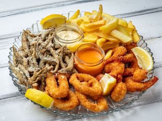 Мікс смаженої риби та морепродуктів з діпами (510/220/100/40g)